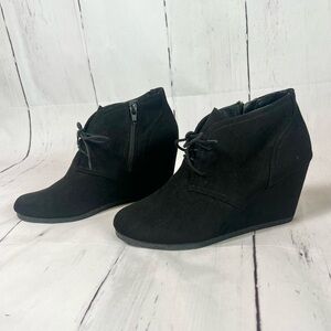 Universal Thread Black Faux Suede Wedge Ankle Booties Laces Size 8.5